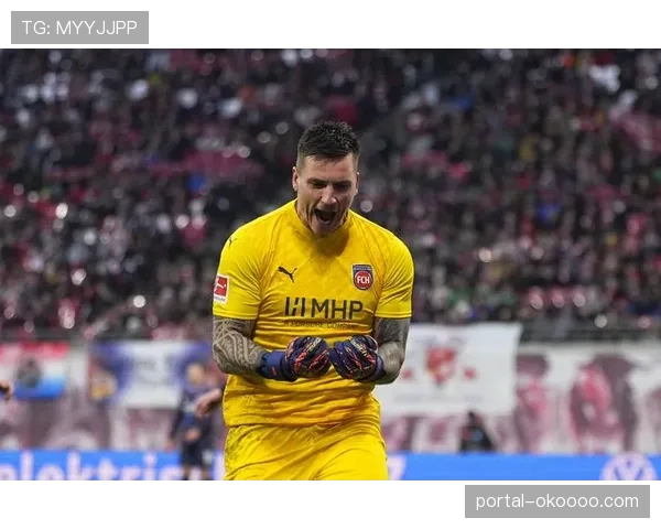 海登海姆门将拉马伊扑救受伤，替补门将热身时引发球迷掌声